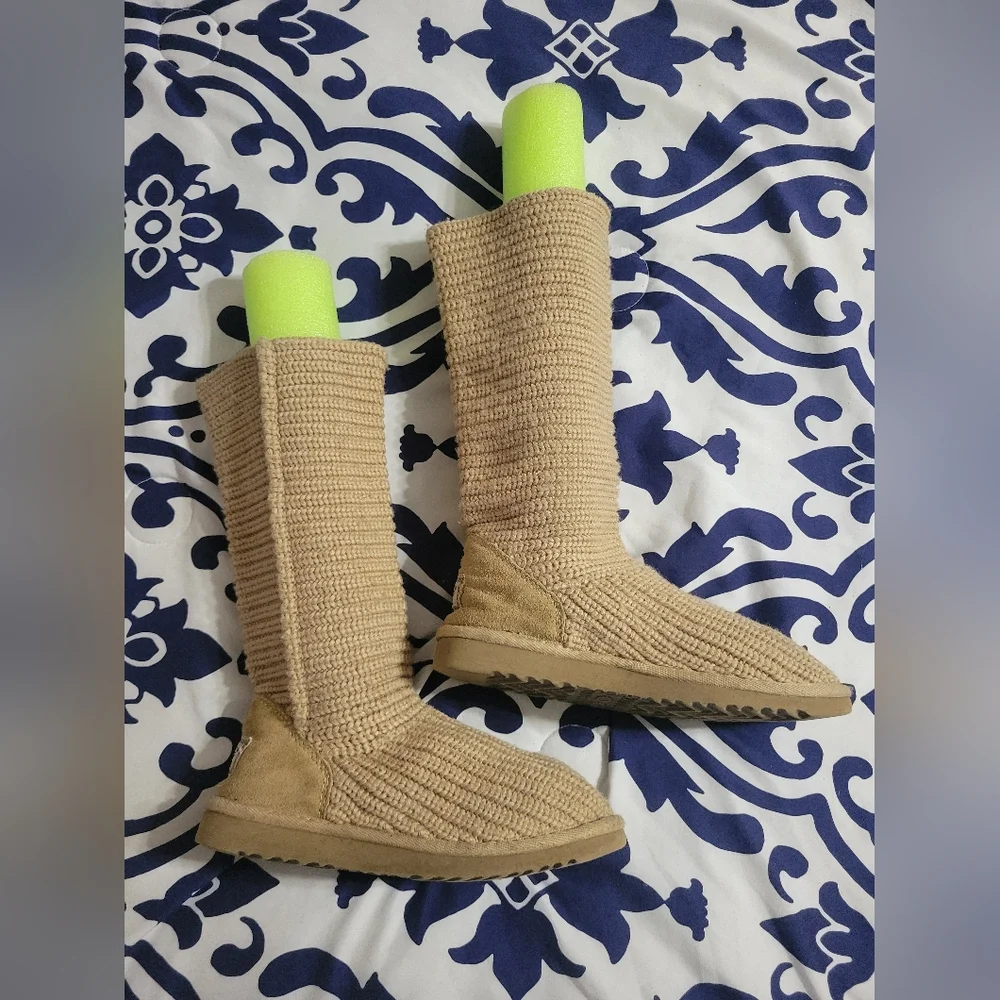 Ugg Brown Cardy Knit Boots - Picture 4 of 9